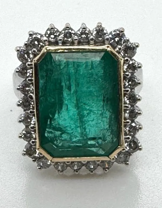 Ring - 18 kt. White gold, Yellow gold - 9.77ct. tw. Emerald - Diamond