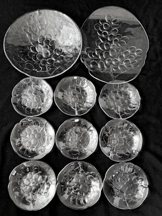 Kosta Boda - Ann Wärff - Serving plate (11) - Grape - zestaw talerzy zdobionych winogronami - Glass