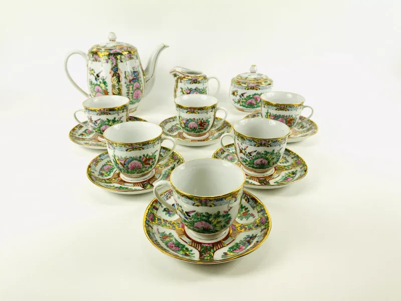 A Chinese porcelain tea service to include a teapot, jug, sugar bowl, six cups and six saucers