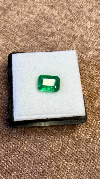 1 pcs Green Emerald - 1.32 ct - International Gemological Institute (IGI)
