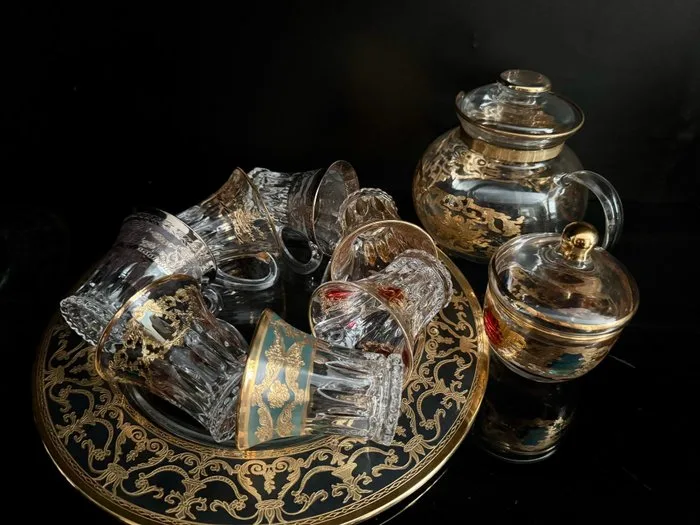 La maison du Lia - Coffee and tea service (12) - Luxurious tea service with wonderful plate and cups with handles - 24kt gold