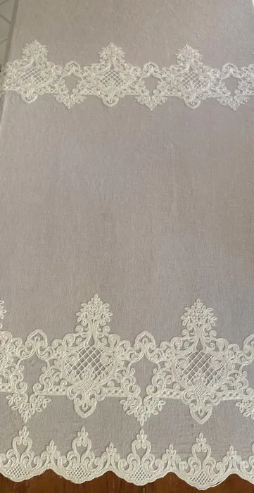 Elaborate linen-blend tulle fabric with raised embroidery of medallions - Textile - 3 m - 4 m