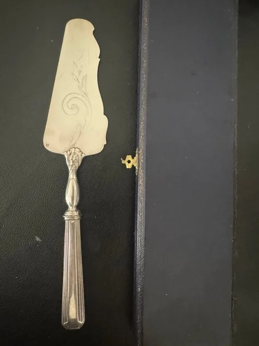 Cake knife -.950 silver - Ornate cake server with an antique case