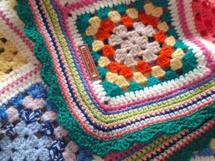 Gorgeous rustic crochet bedspread with a “granny square” pattern. - Quilt - 200 cm - 140 cm