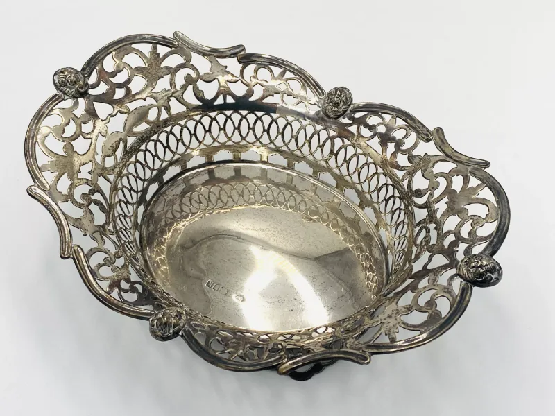 An Edwardian pierced silver basket, 27cm wide, London 1905, 455g