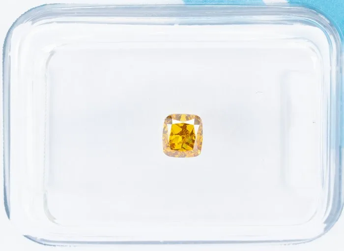 1 pcs Diamond (Natural coloured) - 0.32 ct - Cushion - Fancy intense Orange Yellow - SI2 - International Gemological Institute (IGI)