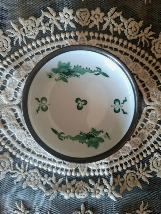 Platillo Meissen Primera Elección- "Rico Dragón de la Corte Verde" - Periodo Pfeiffer (1924-34) y - Saucer - Porcelain, Silver - Pictorial virtuosity 8 cm