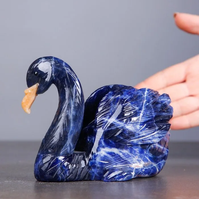 Hand-Carved Deep Blue Sodalite Swan - Extremely Detailed Work - Height: 153 mm - Width: 105 mm- 994 g - (1)