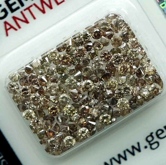 157 pcs Diamond (Natural coloured) - 5.02 ct - Round - Fancy Orangy Brown - I1, I3 - Gem Report Antwerp (GRA)
