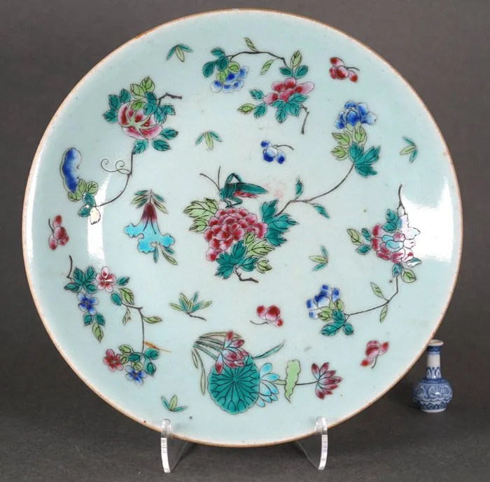 Qing Dynasty, 19th Century - Platter - Grasshopper on Peonies Surrounded by Squash, Lotus and Hibiscus - Celadon Ground - Marked - Porcelain - Celadon Plate