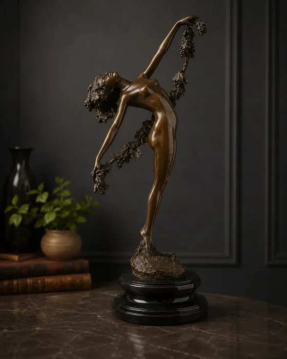 Sculpture, A Bronze Sculpture Called “The Vine” – Pierre Collinet – Elegante vrouwelijke figuur - 41.8 cm - Bronze, Marble