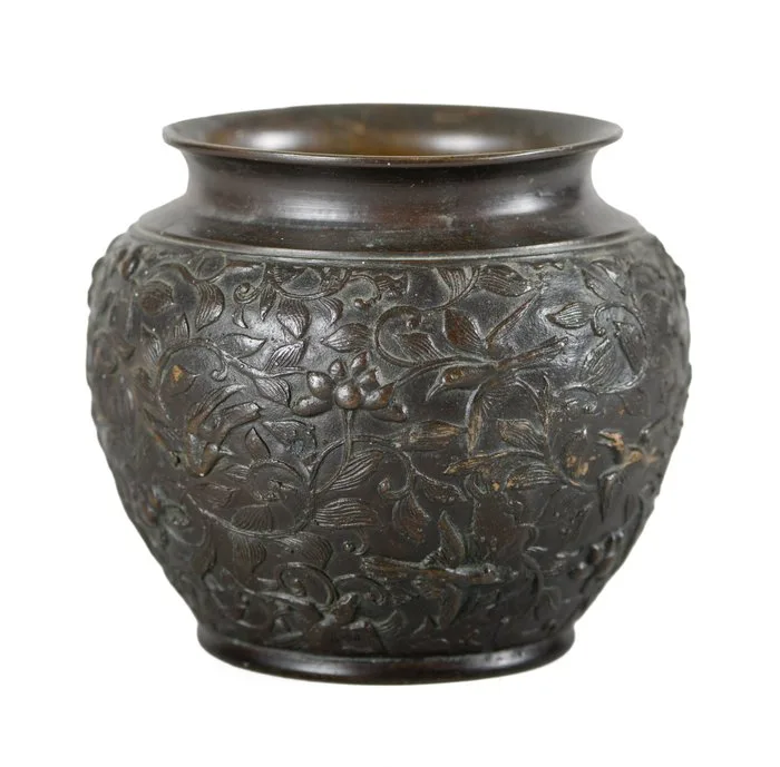 Prachtige antieke bronzen pot uit de Meijiperiode (1868–1912) met Oosters reliëfdecor, Japan, - Bowl - Bronze