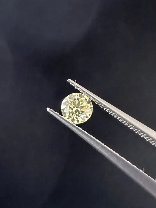 1 pcs Diamond (Natural coloured) - 0.27 ct - Round - Fancy intense Greenish Yellow - SI2 - International Gemological Institute (IGI)