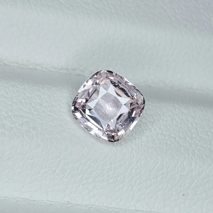 Pink Sapphire - 1.81 ct - International Gemological Institute (IGI) - Unheated Gem