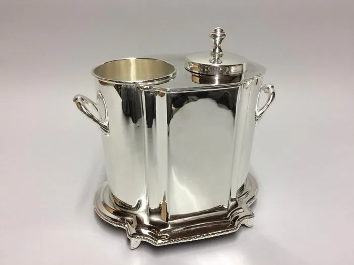 Wine cooler - Cooler for one bottle with compartment for ice-cubes in the middle - Silver plated brass