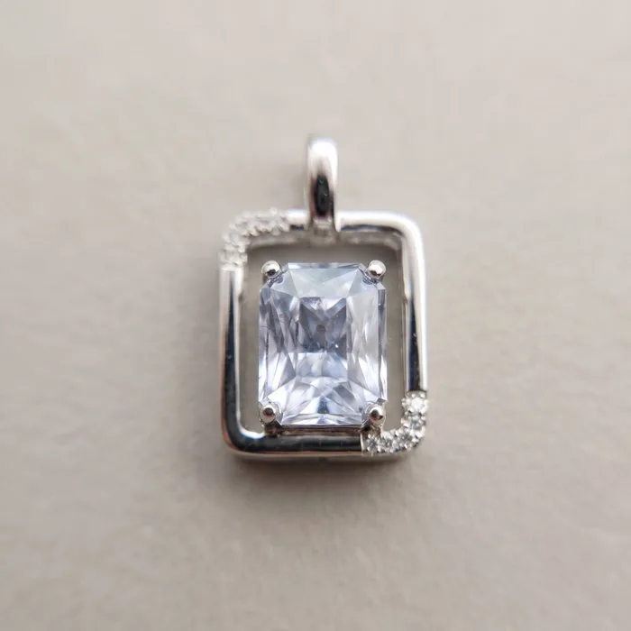 Pendant - 14 kt. White gold - 4.32ct. tw. Sapphire - Diamond