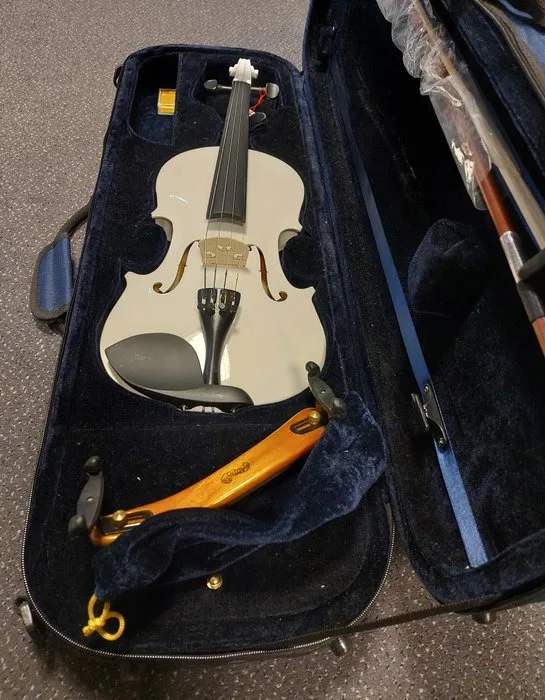 Cherrystone - Gloednieuwe Studieviool glinsterwit 4/4 met luxe koffer - Violin