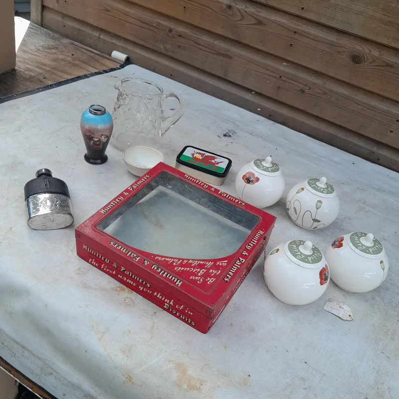 China and glassware : vintage Huntley and Palmer glass top display box