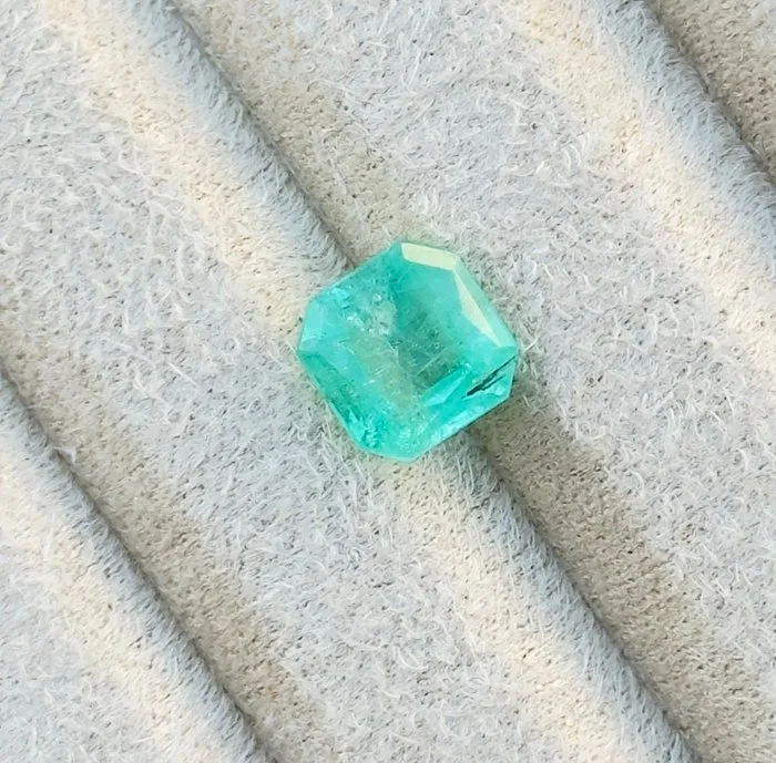 1 pcs Green, Blue Emerald - 2.48 ct - Bellerophon Gemlab - Nigerian