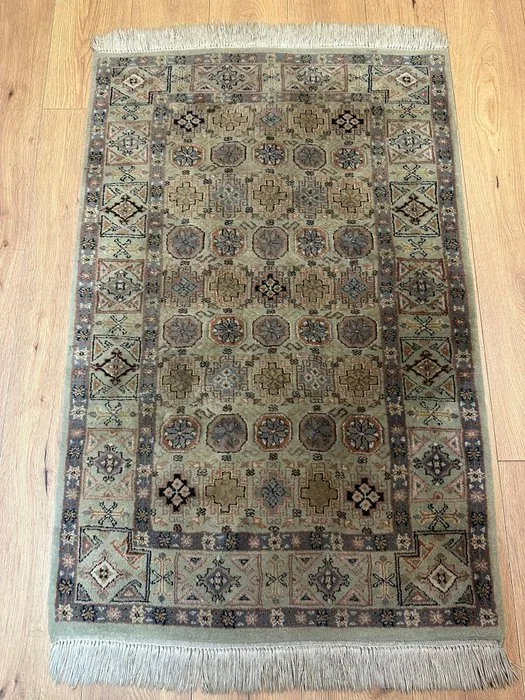 Hand-knotted Oriental rug in the traditional Baktiar style with a fine tile pattern. - Carpet - 128 cm - 83 cm