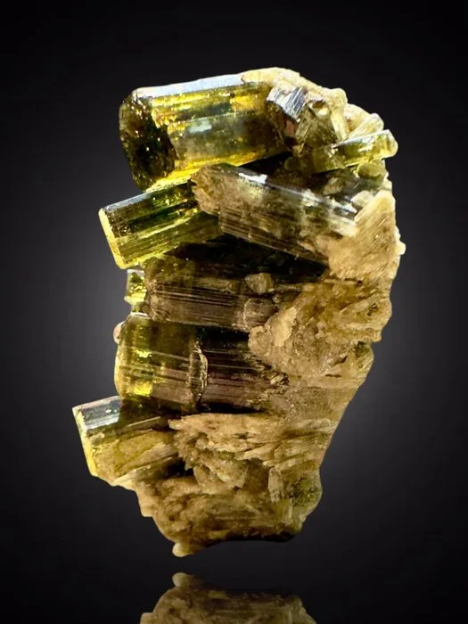 Defined and lustrous Vesuvianite crystals Mineral Collection - Height: 3.9 cm - Width: 2.8 cm- 22 g - (1)