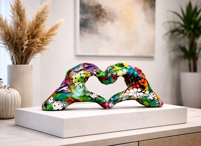 Oliver Klapp (XX) - Sculpture, Street Art Heart Hands Sculpture – Contemporary Design Object – New – Casablanca - 12 cm - Resin