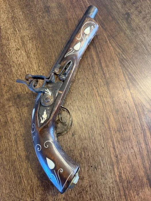 flintlock pistol - Kendi