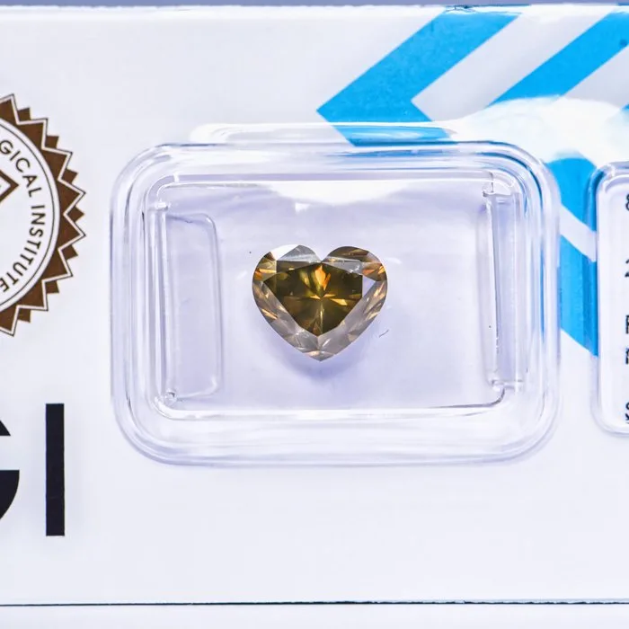 1 pcs Diamond (Natural coloured) - 2.73 ct - Heart - Fancy deep Greenish Yellow - SI1 - International Gemological Institute (IGI) - VG