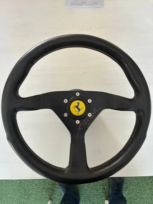 Steering wheel (1) - Ferrari, Momo - Volante Vintage MOMO TYP V 35 per Ferrari – Con Firma Adesiva "Schumacher Early Era"