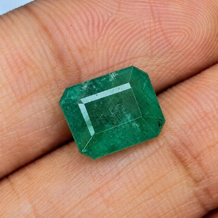 1 pcs Green Emerald - 2.63 ct - International Gemological Institute (IGI)
