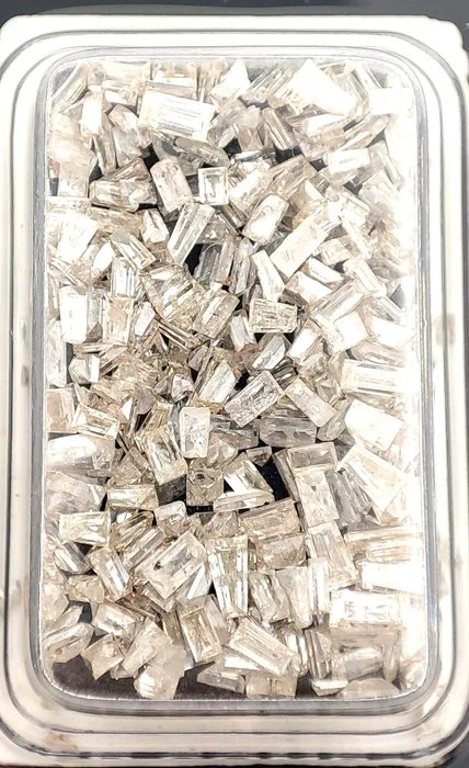 439 pcs Diamond (Natural coloured) - 4.98 ct - Tapered - Light Yellow Brown - SI1, VVS1 - Gemmological Centre Israel (G.C.I.) - Baguette and Tapered
