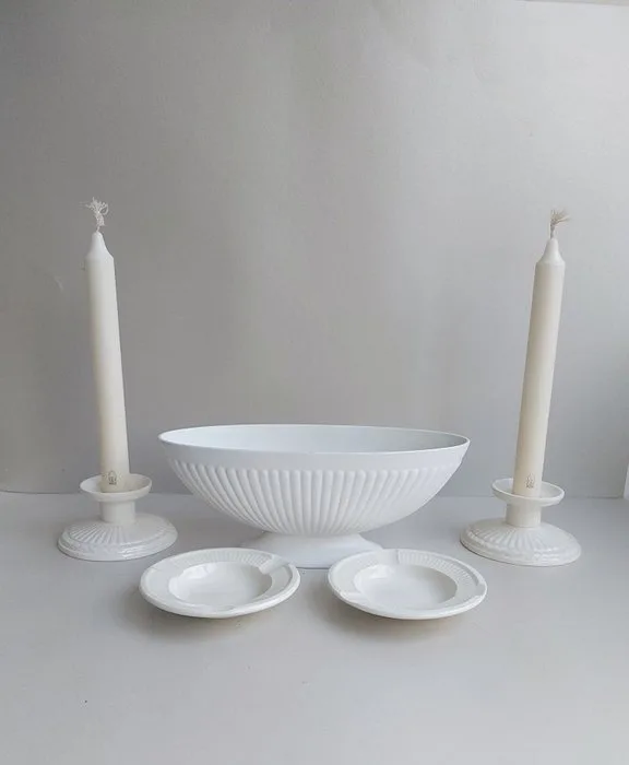 Wedgwood - John Goodwin - Vase (5) - Edme mantel vase, candlesticks and ashtrays - Biscuit porcelain - Ser table decor