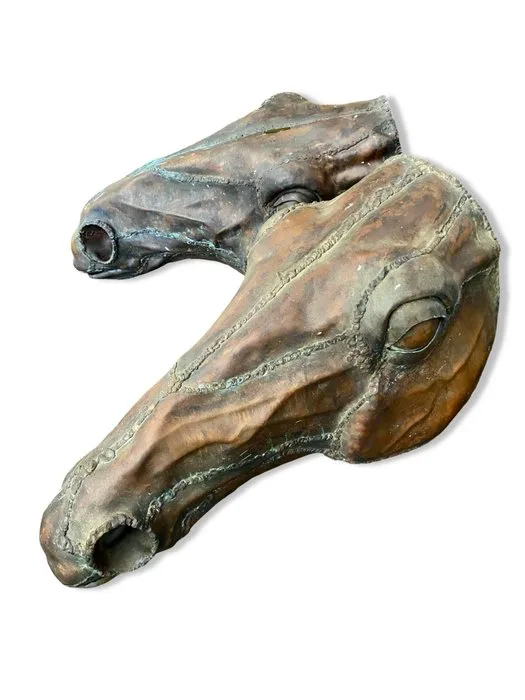 Statue, Handcrafted Horseheads - EACH Head: L 63 cm x H 35 cm x W 27 cm & Weight 8 kg - 35 cm - Patinated bronze - 1980