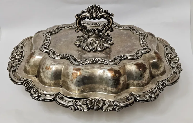 C19th Old Sheffield Plate Entree Dish & Cover with detachable handle decorated with leaves & C-scrolls, shells 1835R