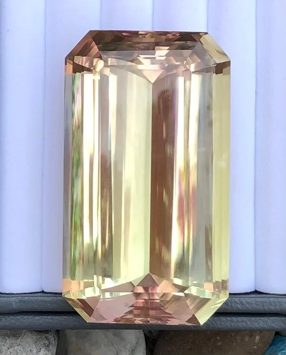 1 pcs Green, Yellow, Bi-colour Spodumene - 1257.00 ct - Gemological Institute of America (GIA)