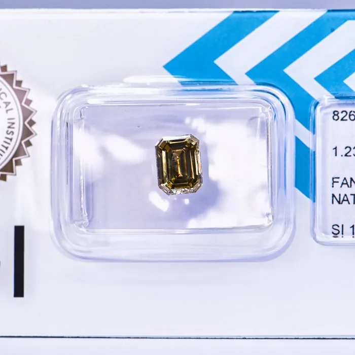 1 pcs Diamond (Natural coloured) - 1.23 ct - Emerald - Fancy deep Greenish Yellow - SI1 - International Gemological Institute (IGI) - VG