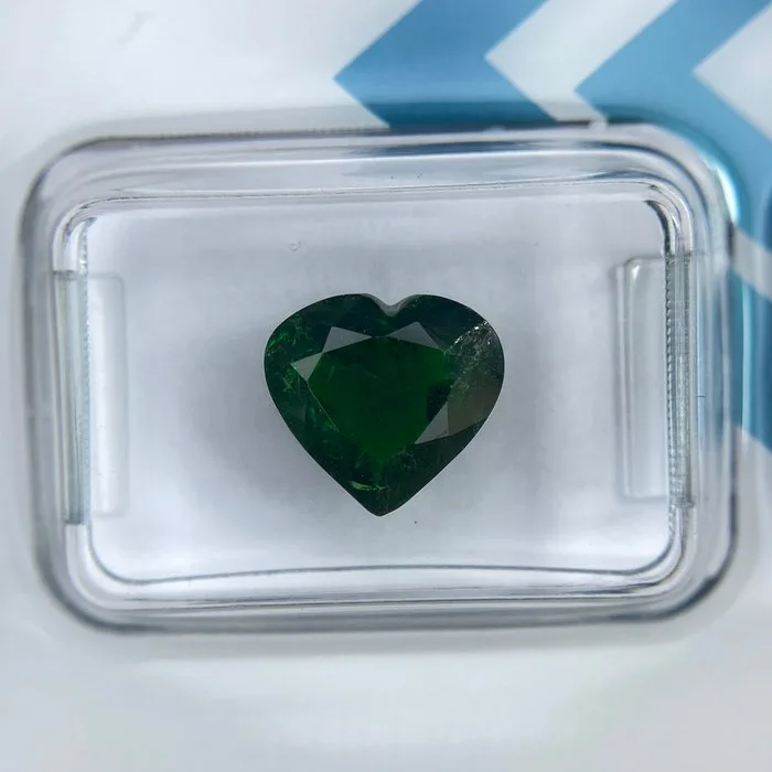 1 pcs Green Tsavorite - 2.98 ct - International Gemological Institute (IGI) - NATURAL TSAVORITE