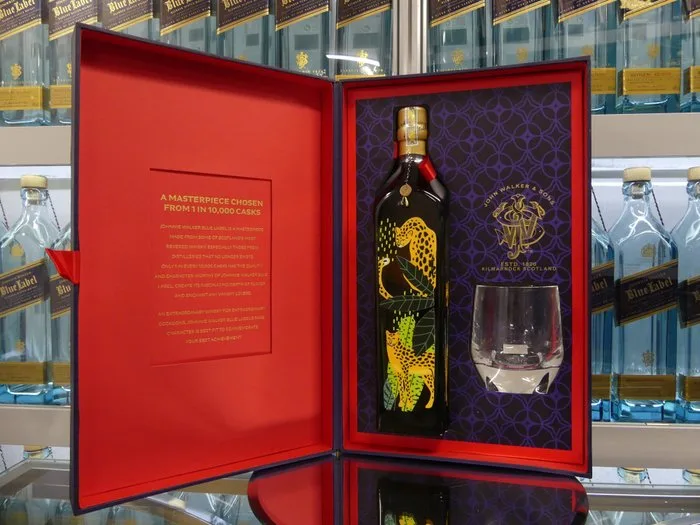 Johnnie Walker Blue Label Limited Edition Design Leopard Night Eyes from Vietnam with Gift Box - b. 2021 - 750ml