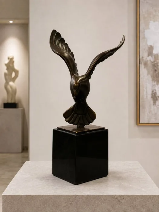 Sculpture, Bronzen duif in vlucht - vrede, vrijheid en verbondenheid - 27.8 cm - Bronze, Marble