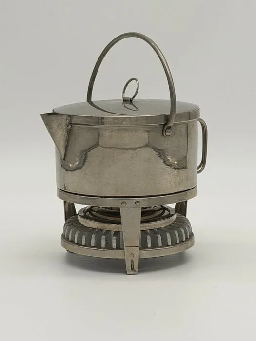Koninklijke Verkade uit Zaandam. - Morris Fowler, - Teapot - Verkade Bouilloir - nickel-plated brass, cast iron, paraffin, cotton wicks - "Bouilloir" Cooking device