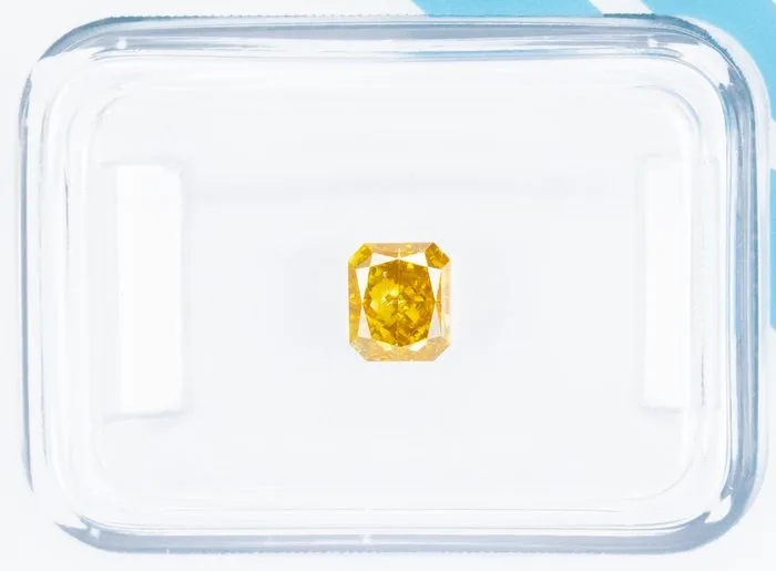 1 pcs Diamond (Natural coloured) - 0.54 ct - Rectangle - Fancy intense Orangy Yellow - SI2 - International Gemological Institute (IGI)