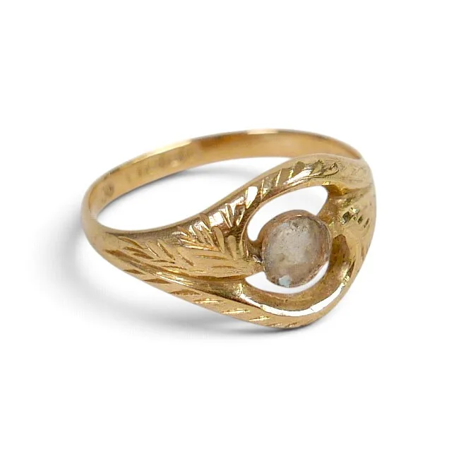 An 18CT Gold Ring with Empty Stone Setting