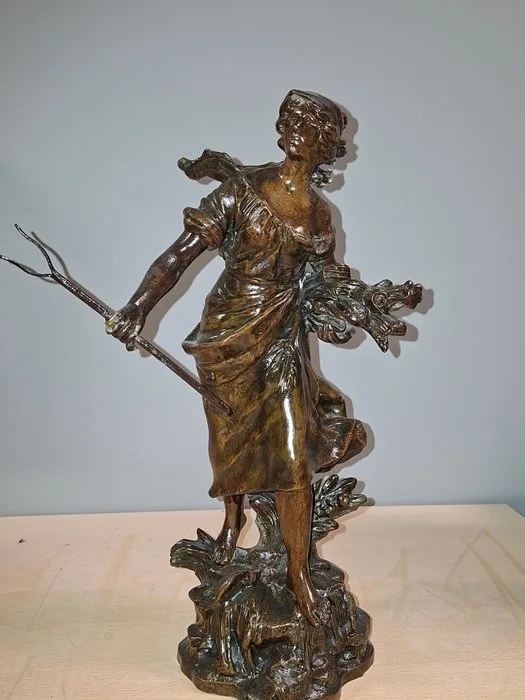 Naar Auguste Moreau - Sculpture, Faneuse - 40 cm - Spelter