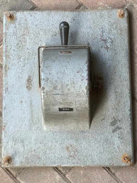 Industrial equipment - Italy - Industrial disconnect switch