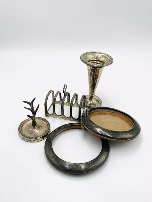 A silver toast rack and other items of silver