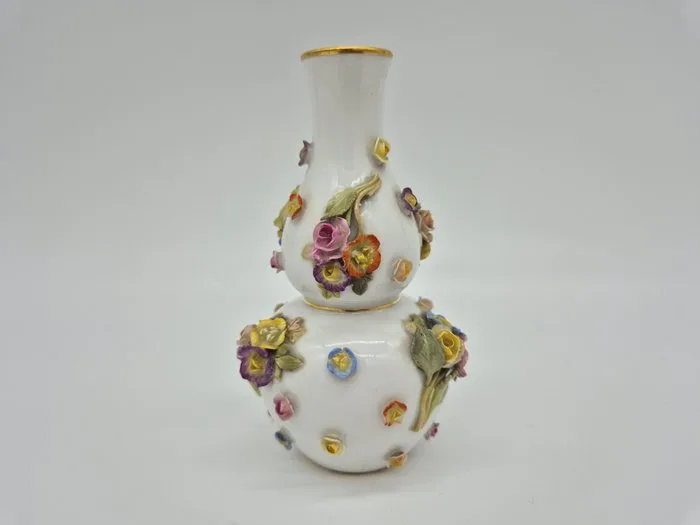 Meissen, Kleine Vase mit aufgelegten Blüten - Vase - Porcelain