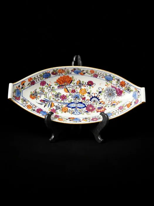 Meissen - Cipolla policromo e dorature - Piatto da portata a barchetta - L.34cm - XX secolo - Platter - Porcelain