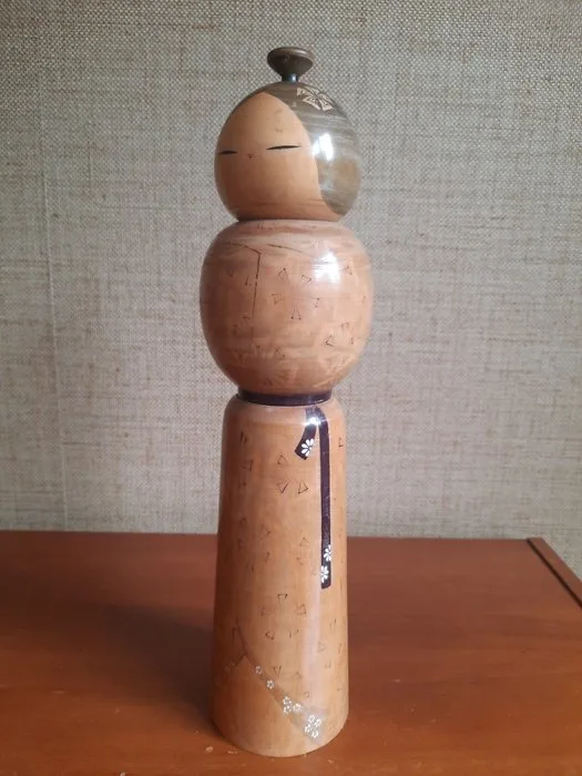 Elegant, impressive vintage kokeshi by a renowned Sosaku master, 44 cm - Wood - Sadao Kishi - Japan - Shōwa period (1926-1989)