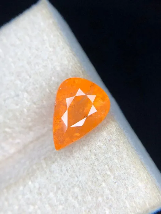1 pcs Orange Garnet - 3.99 ct - International Colored Gemstone Association (ICA GemLab) - Amazing Fanta garnet 1468