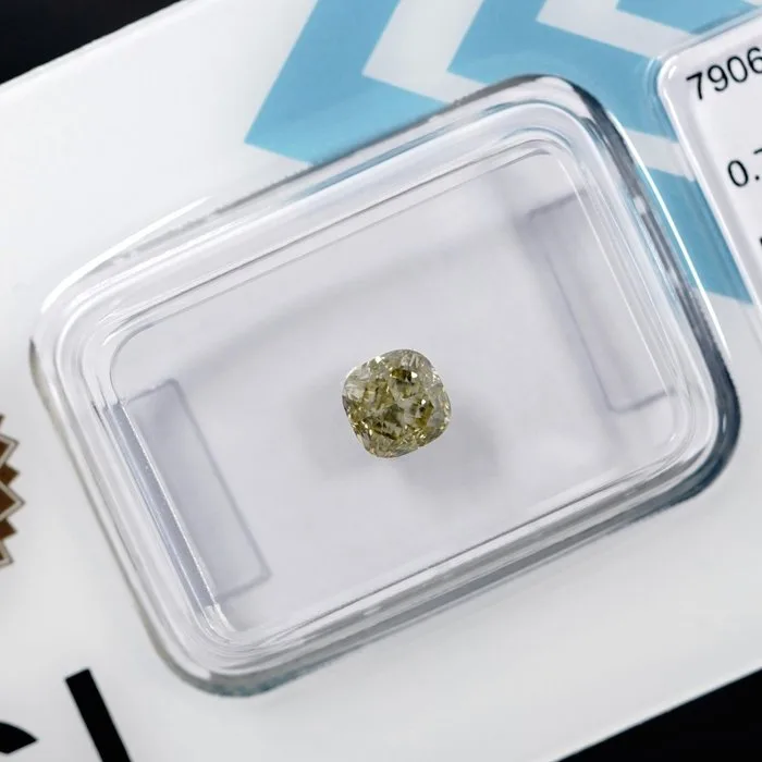 1 pcs Diamond (Natural coloured) - 0.70 ct - Cushion - Fancy light Greyish Yellow - VS2 - International Gemological Institute (IGI)